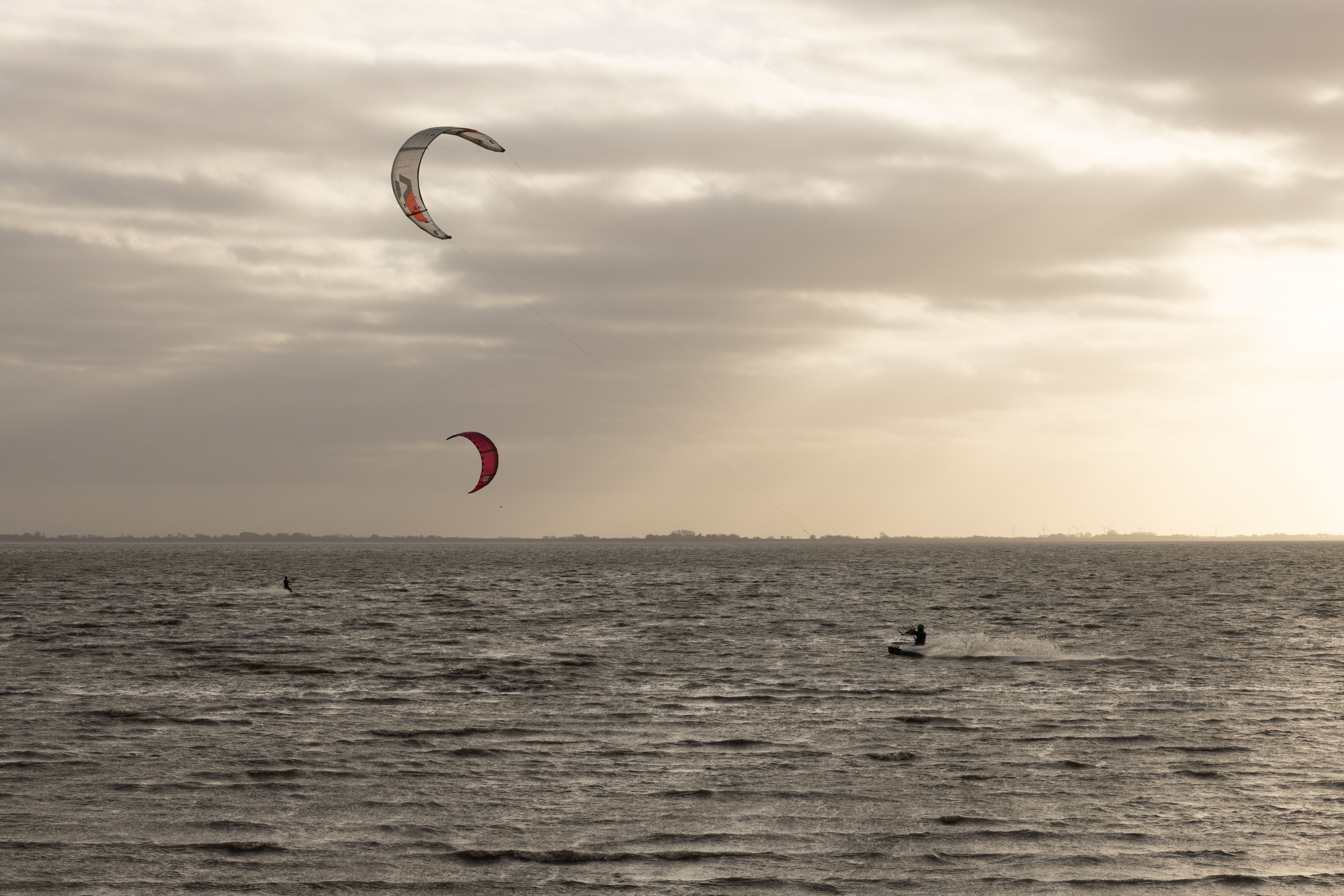 Ein Kitesurfer am Homler Siel auf der Insel Nordstrand