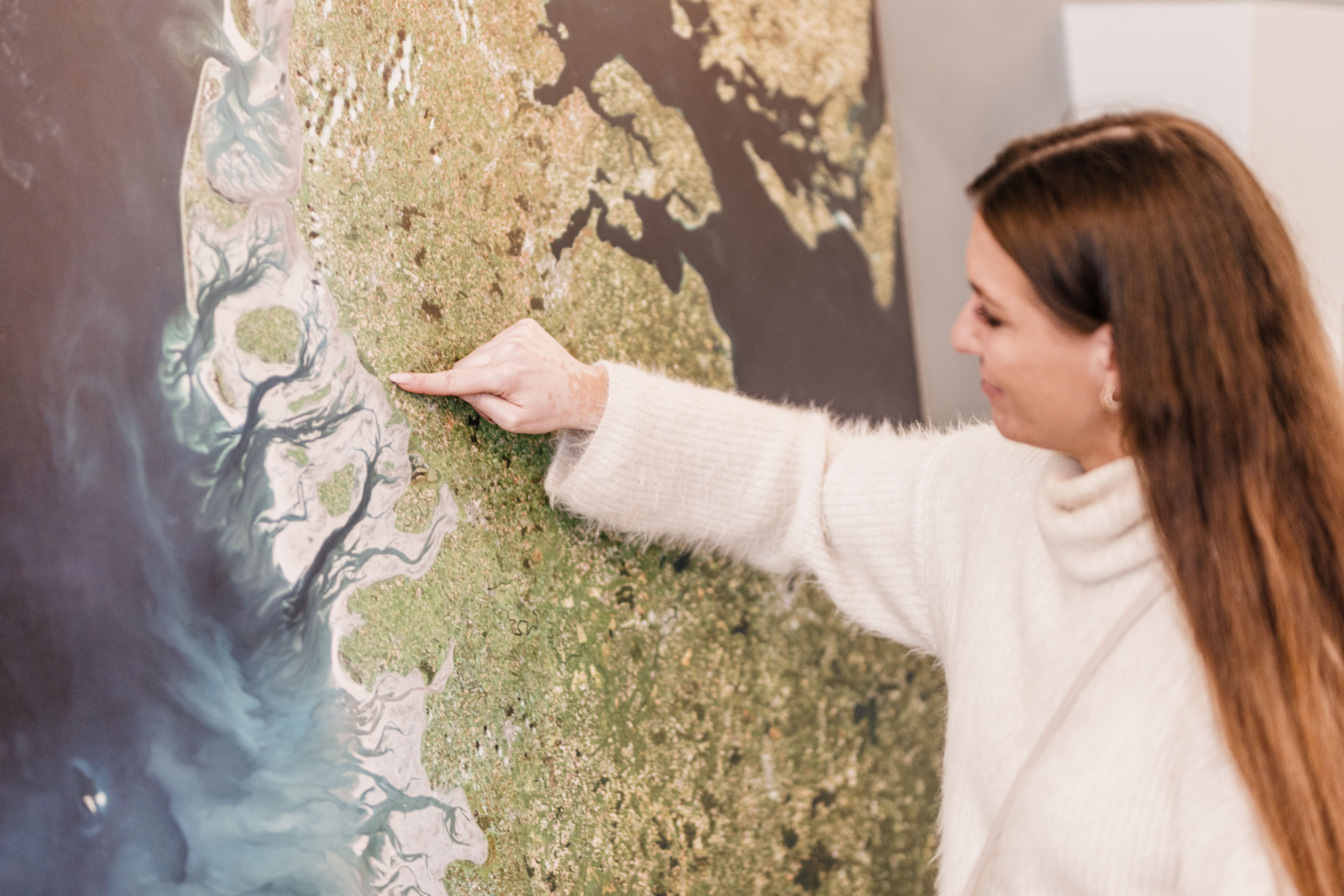 Eine Frau besucht ein Museum in Nordfriesland