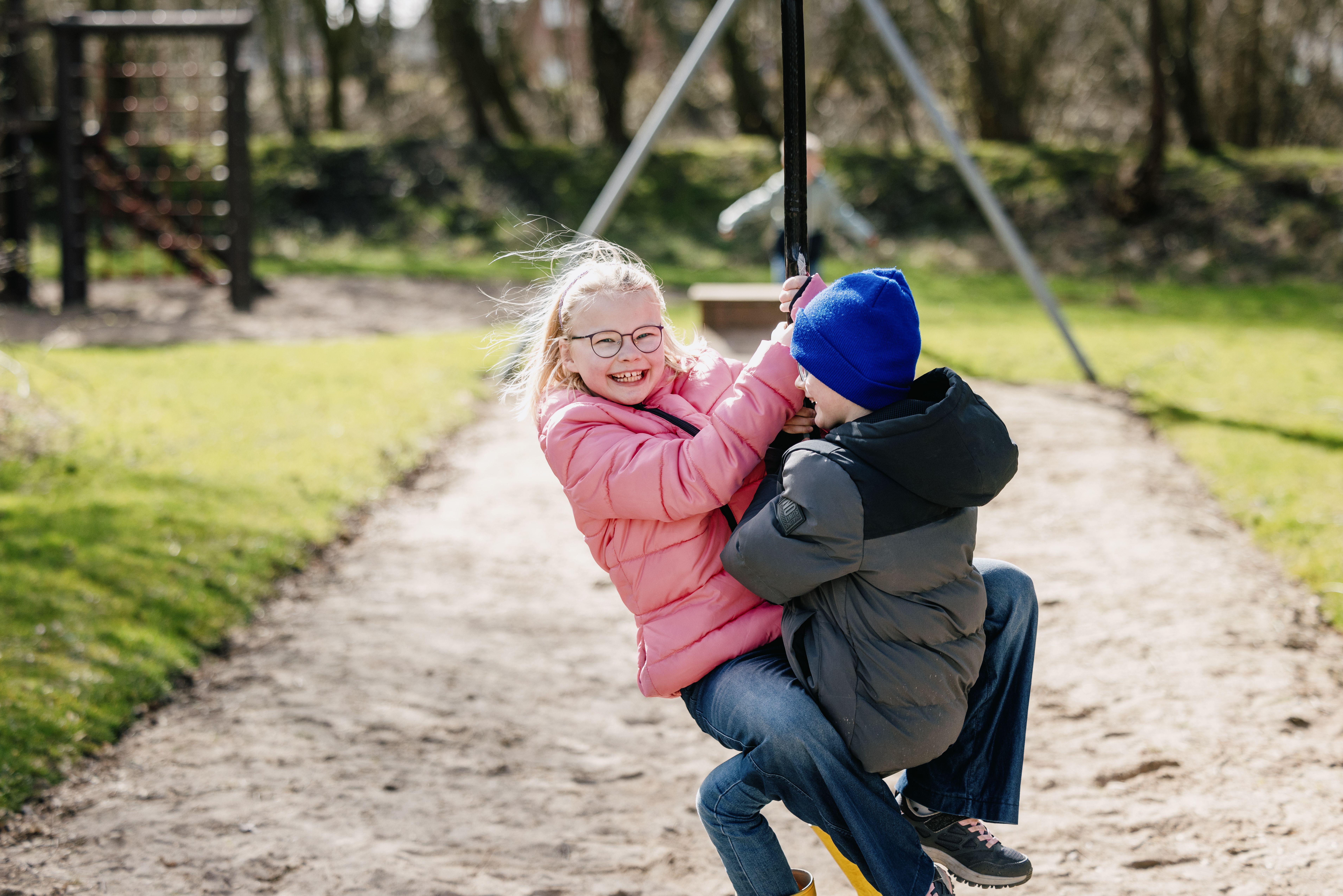 zwei Kinder auf Seilbahn auf Nordstrander Spielplatz