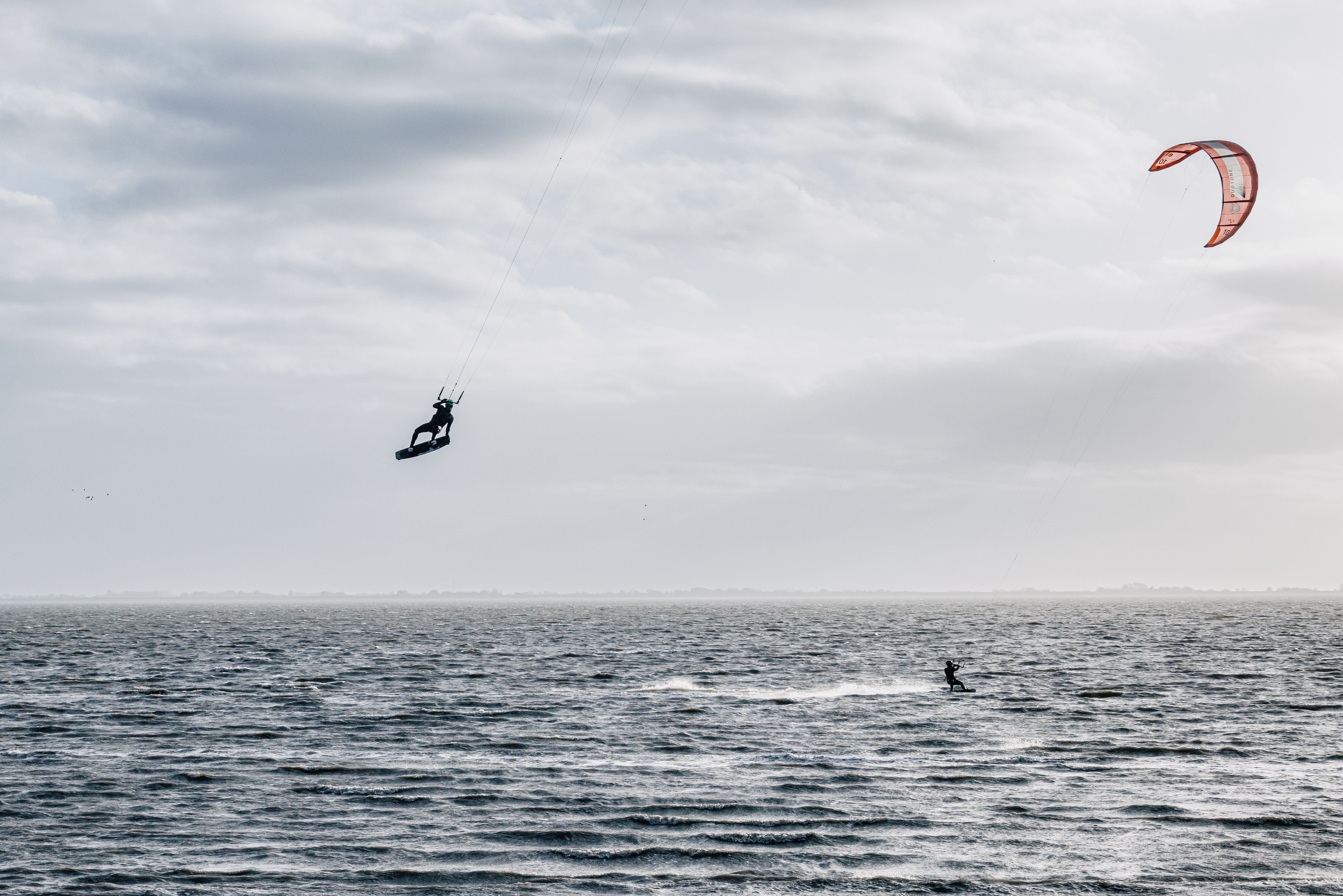 Ein Kitesurfer springt hoch in der Nordsee