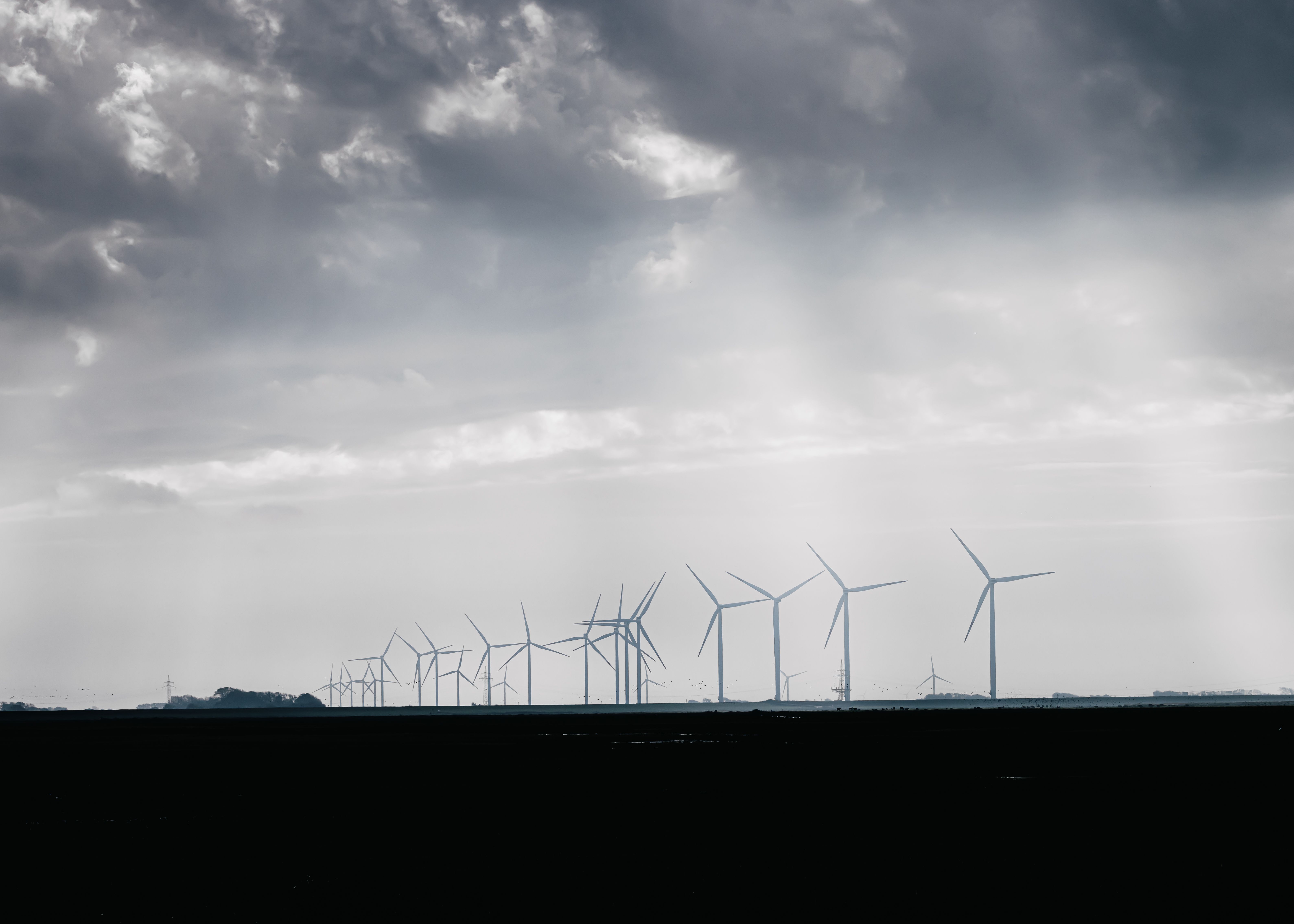 Grauer Himmel mit Windmühlen