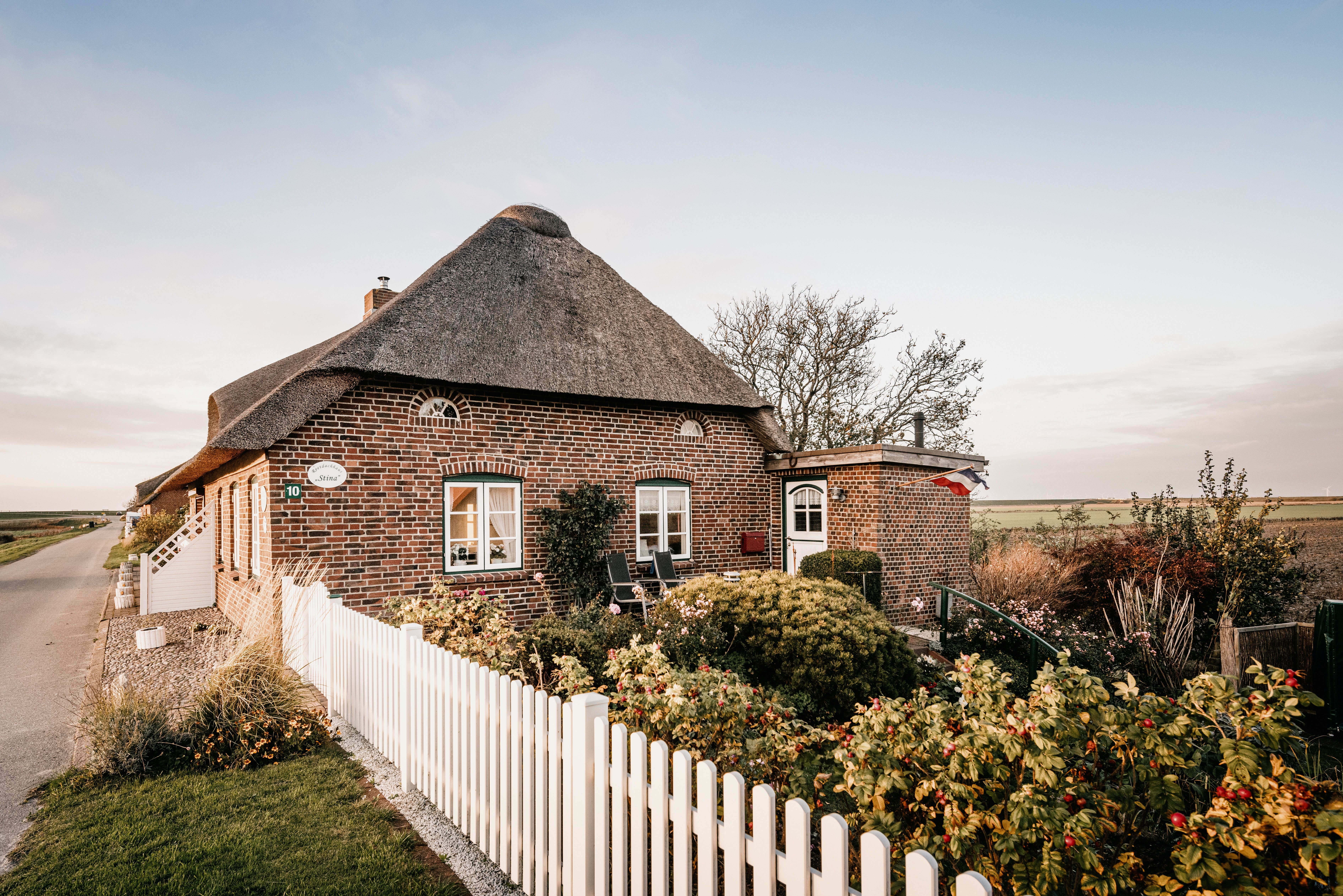 Reetdachhaus auf Deich auf Nordstrand