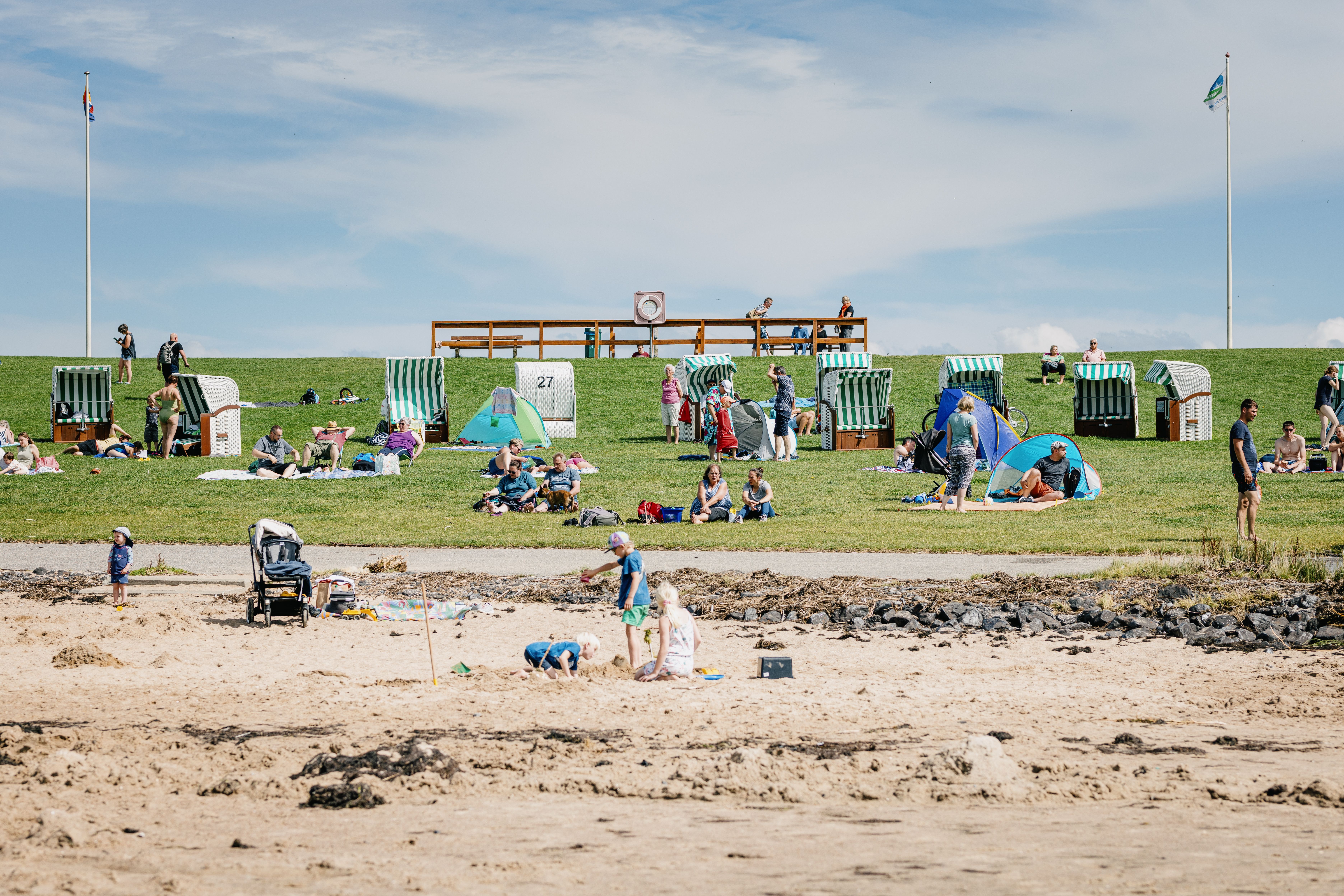 Deich mit Watt und Sand in FUhlehörn auf Nordstrand