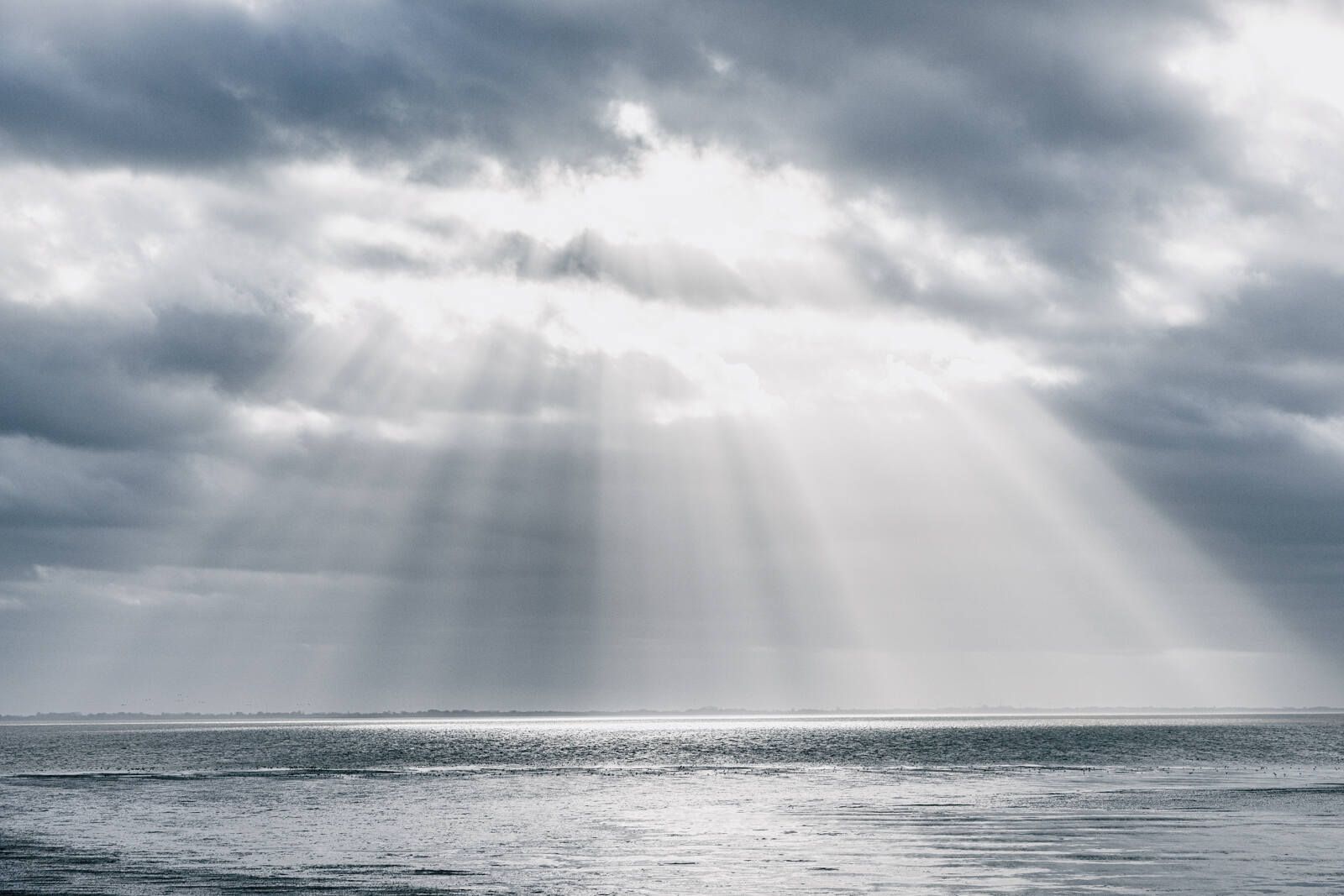 Sonnenstrahlen durch Wolken über der Nordsee