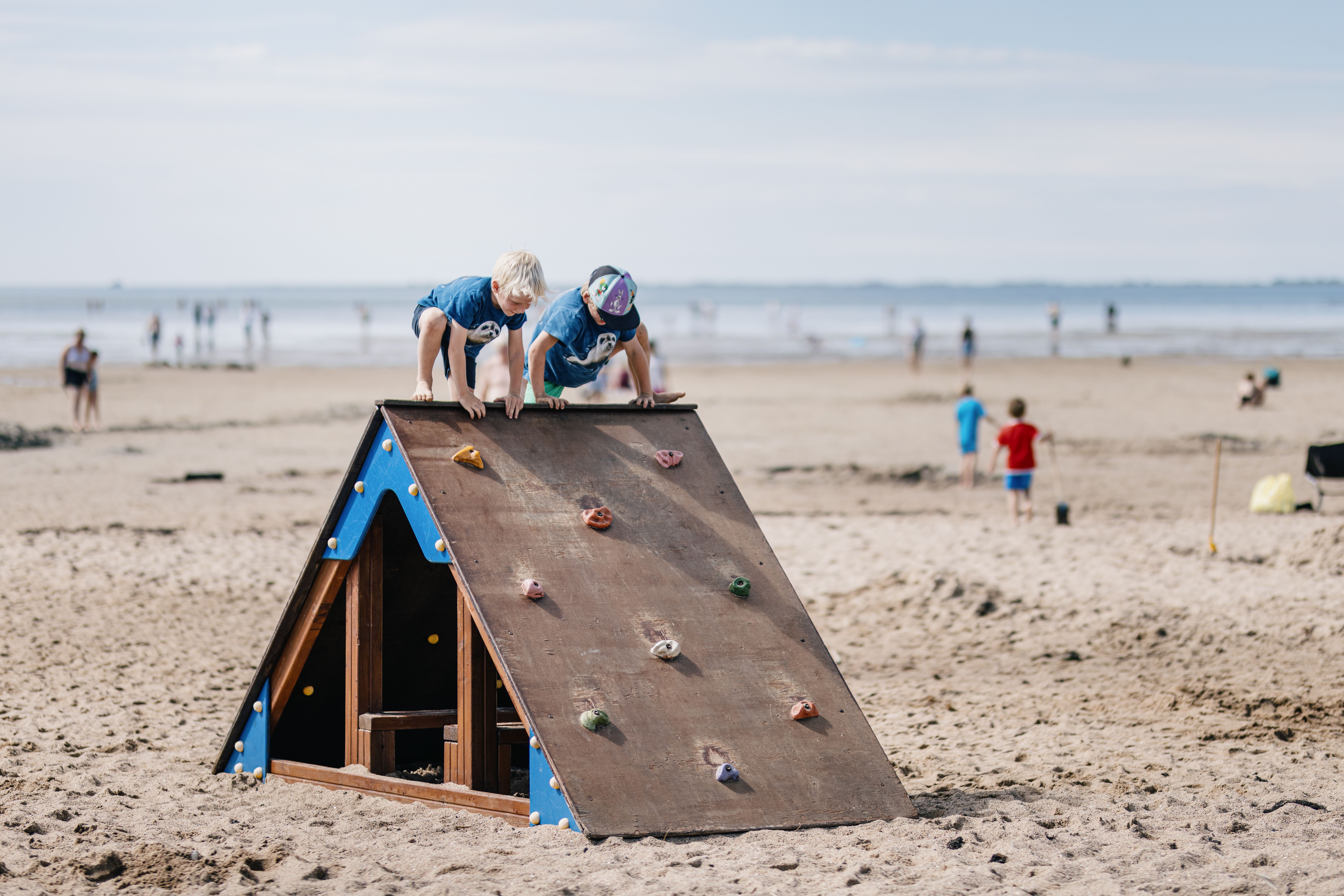 Kinder spielen am Familienstrand Fuhlehörn