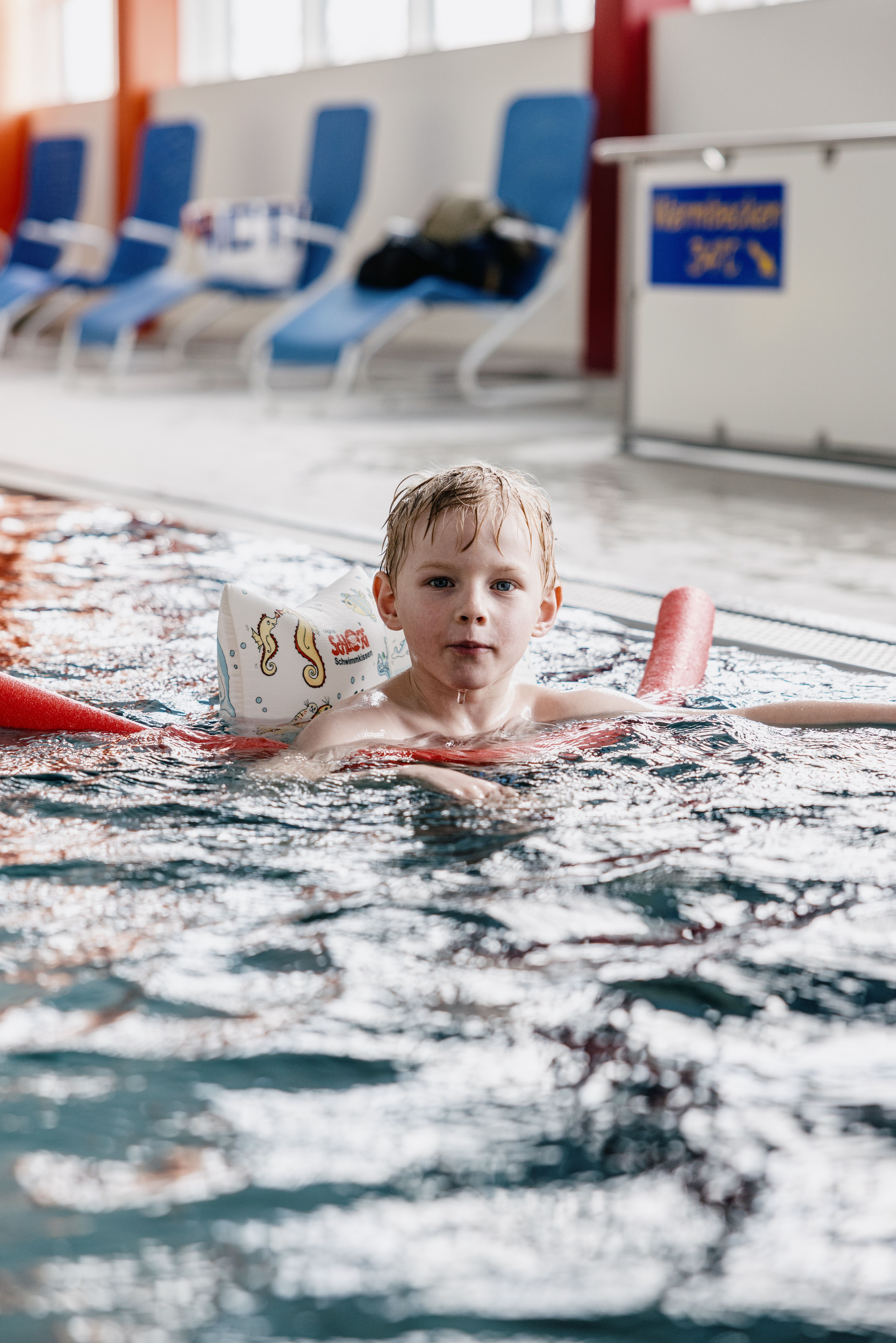 Ein Kind lernt schwimmen auf Nordstrand